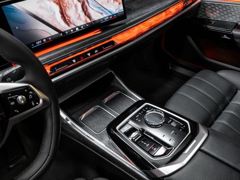 Used 2023 BMW i7 xDrive60 image 64