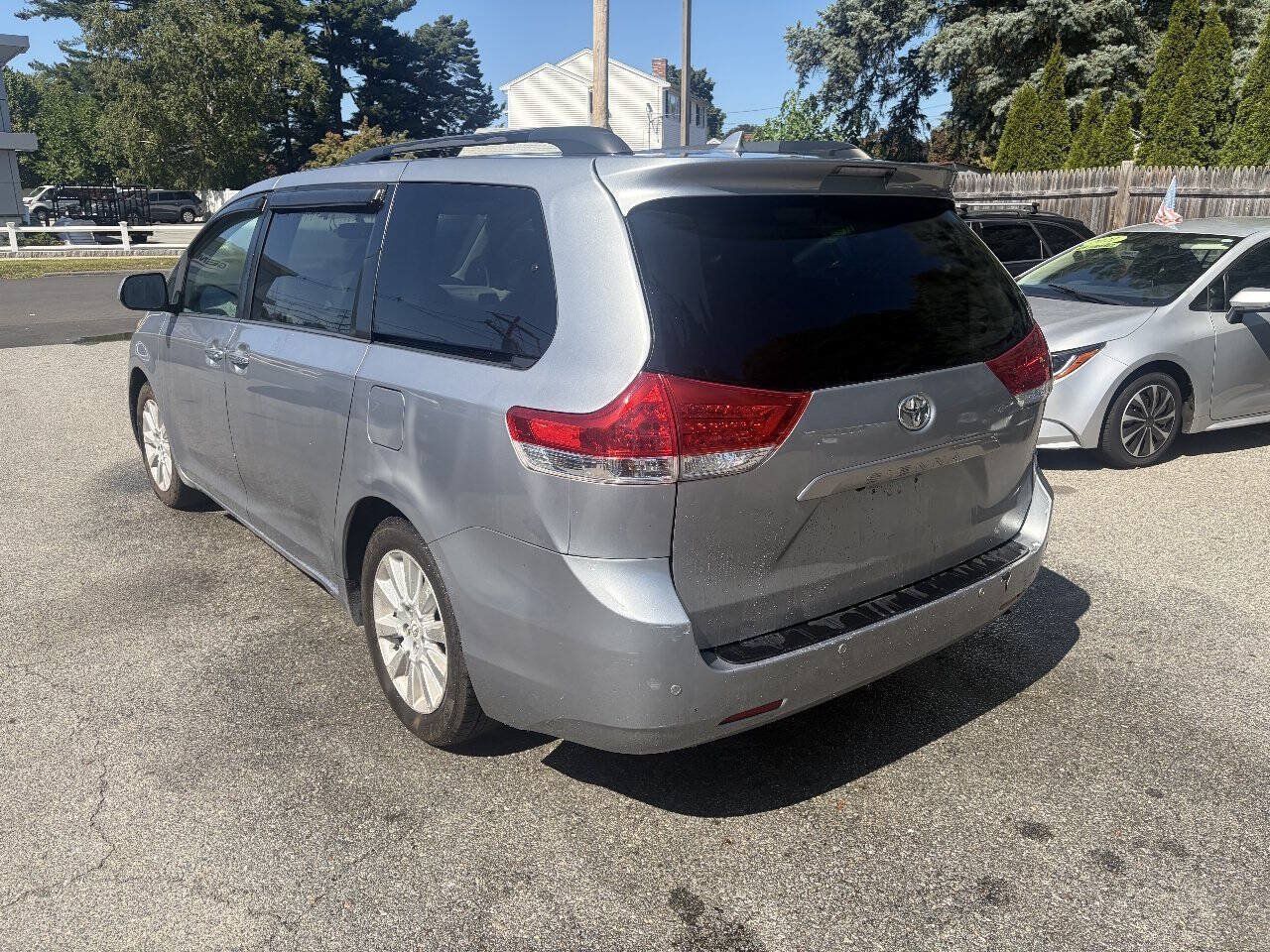 Used 2011 Toyota Sienna XLE w/ Premium Pkg AWD/4WD image 4