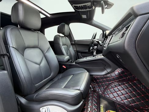 Used 2018 Porsche Macan AWD/4WD image 32