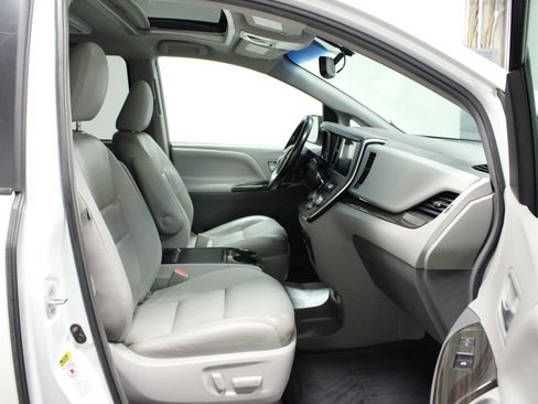 Used 2017 Toyota Sienna XLE image 18