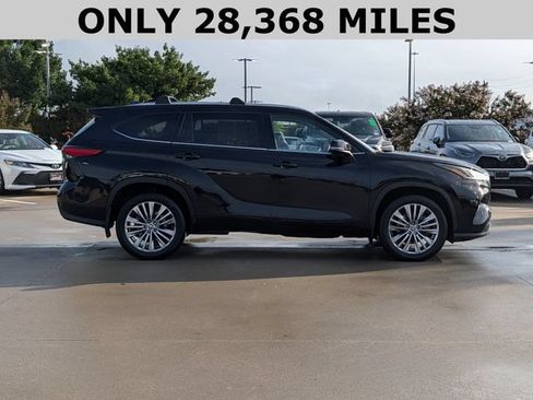 Used 2023 Toyota Highlander Platinum FWD image 4