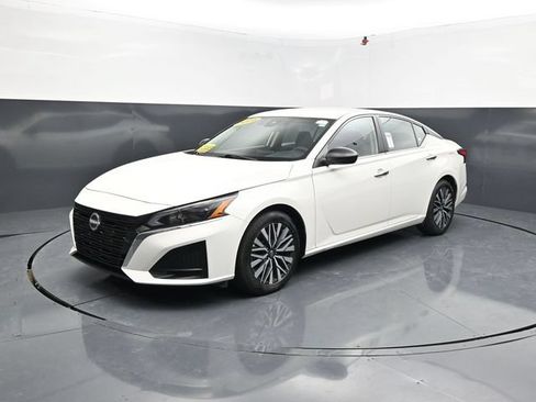 Used 2025 Nissan Altima 2.5 SV FWD image 3