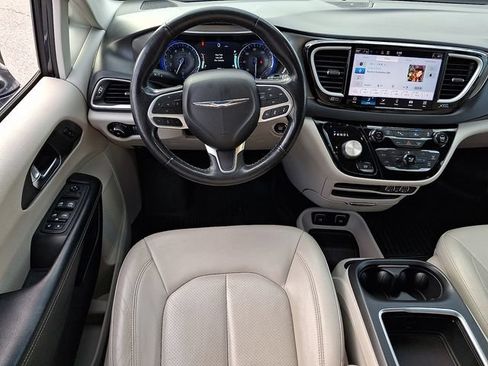 Used 2021 Chrysler Pacifica Touring-L FWD image 15