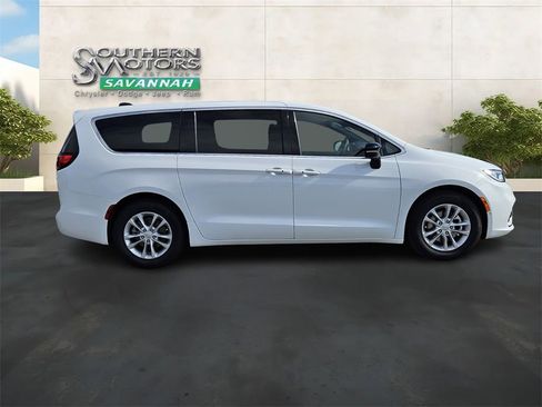 New 2026 Chrysler Pacifica Select image 6