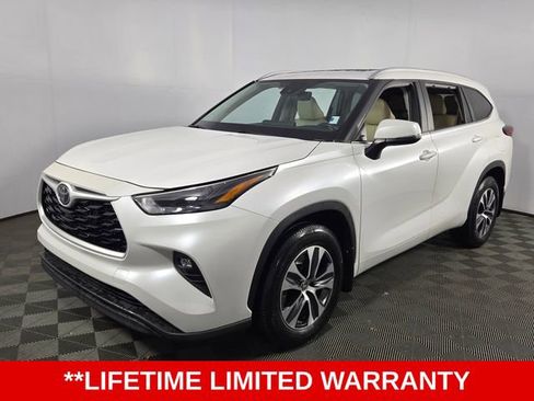 Used 2023 Toyota Highlander XLE image 3