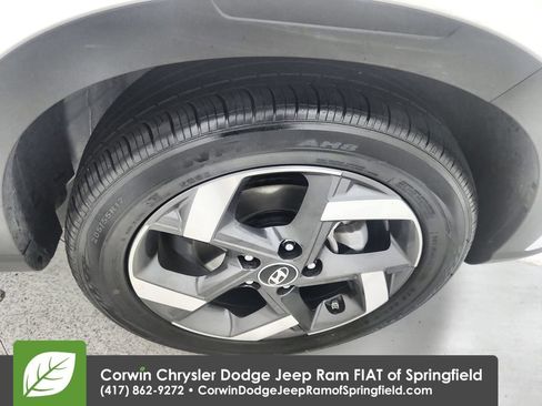 Used 2025 Hyundai Venue SEL FWD image 32