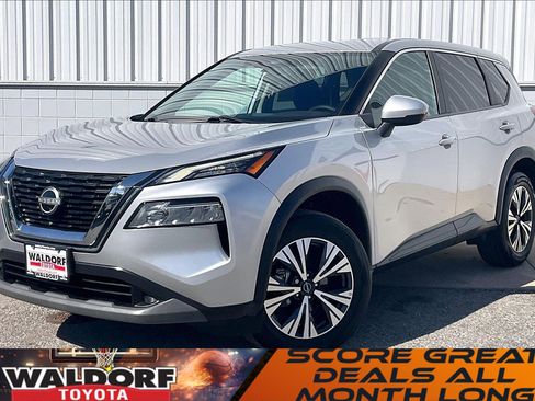 Used 2022 Nissan Rogue SV image 2