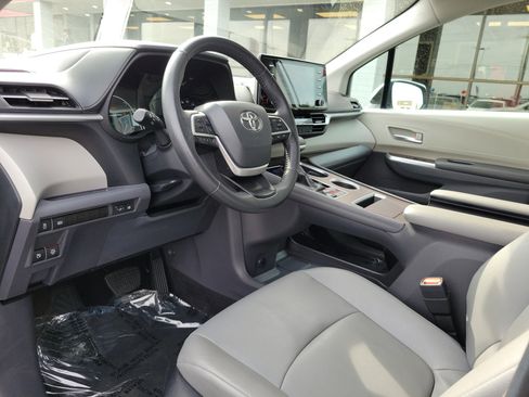 Used 2024 Toyota Sienna XLE FWD image 19