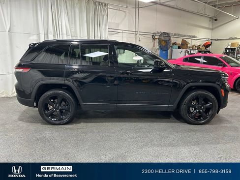Used 2023 Jeep Grand Cherokee Altitude AWD/4WD image 9
