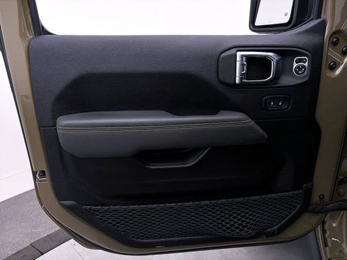 Used 2025 Jeep Gladiator Mojave w/ Convenience Group image 18