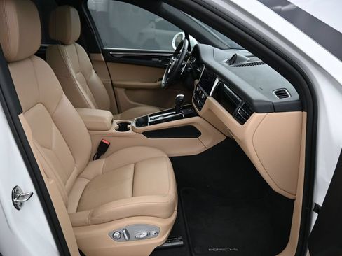 Certified 2025 Porsche Macan AWD/4WD image 28