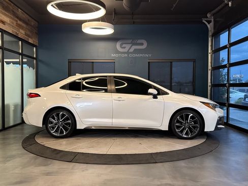 Used 2020 Toyota Corolla SE FWD image 2