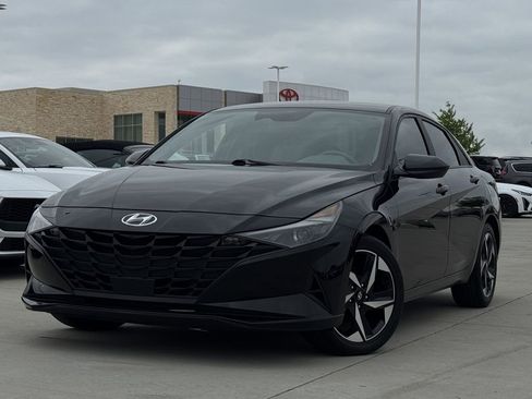 Used 2023 Hyundai Elantra SEL w/ Convenience Package FWD image 2