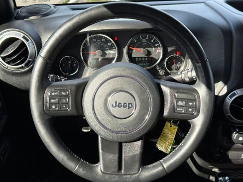 Used 2018 Jeep Wrangler Unlimited Sahara w/ Connectivity Group AWD/4WD image 16