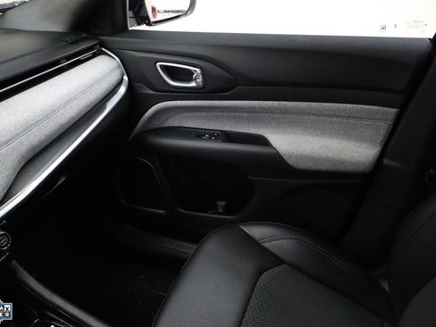 Used 2025 Jeep Compass Latitude image 23