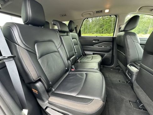 Used 2025 Nissan Pathfinder SL FWD image 26