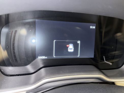 Used 2024 Toyota Corolla Cross XLE w/ Convenience Package image 5