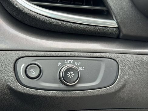 Used 2021 Buick Encore Preferred AWD/4WD image 30