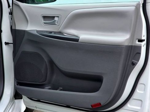 Used 2019 Toyota Sienna LE w/ LE Preferred Package FWD image 31