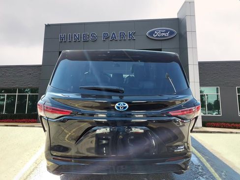 Used 2022 Toyota Sienna XSE image 6
