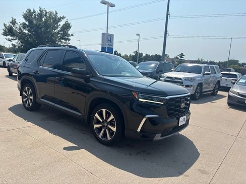 Used 2023 Honda Pilot Touring image 3