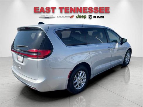Used 2024 Chrysler Pacifica Touring-L image 3