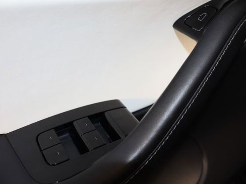 Used 2021 Tesla Model Y Long Range image 19