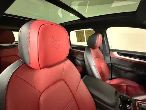 Used 2025 Porsche Cayenne S AWD/4WD image 34