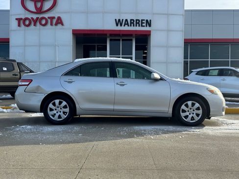 Used 2011 Toyota Camry LE image 3