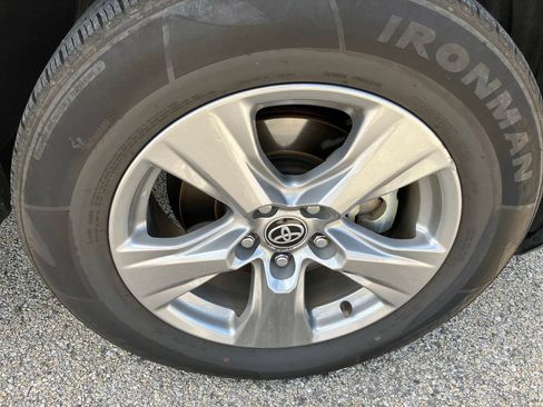 Used 2025 Toyota RAV4 XLE AWD/4WD image 11