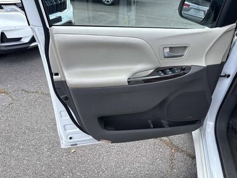 Used 2017 Toyota Sienna XLE FWD image 13