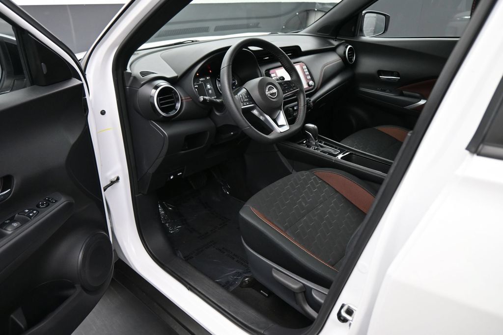 Used 2024 Nissan Kicks SR FWD image 2