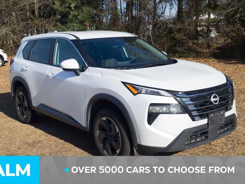 Used 2024 Nissan Rogue SV image 3