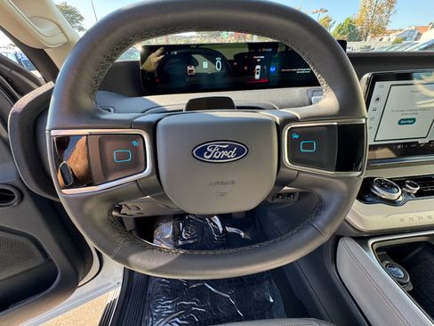 Used 2025 Ford Expedition Active AWD/4WD image 17