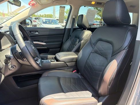Used 2024 Nissan Pathfinder Platinum AWD/4WD image 17