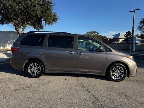 Used 2020 Toyota Sienna XLE Premium image 8