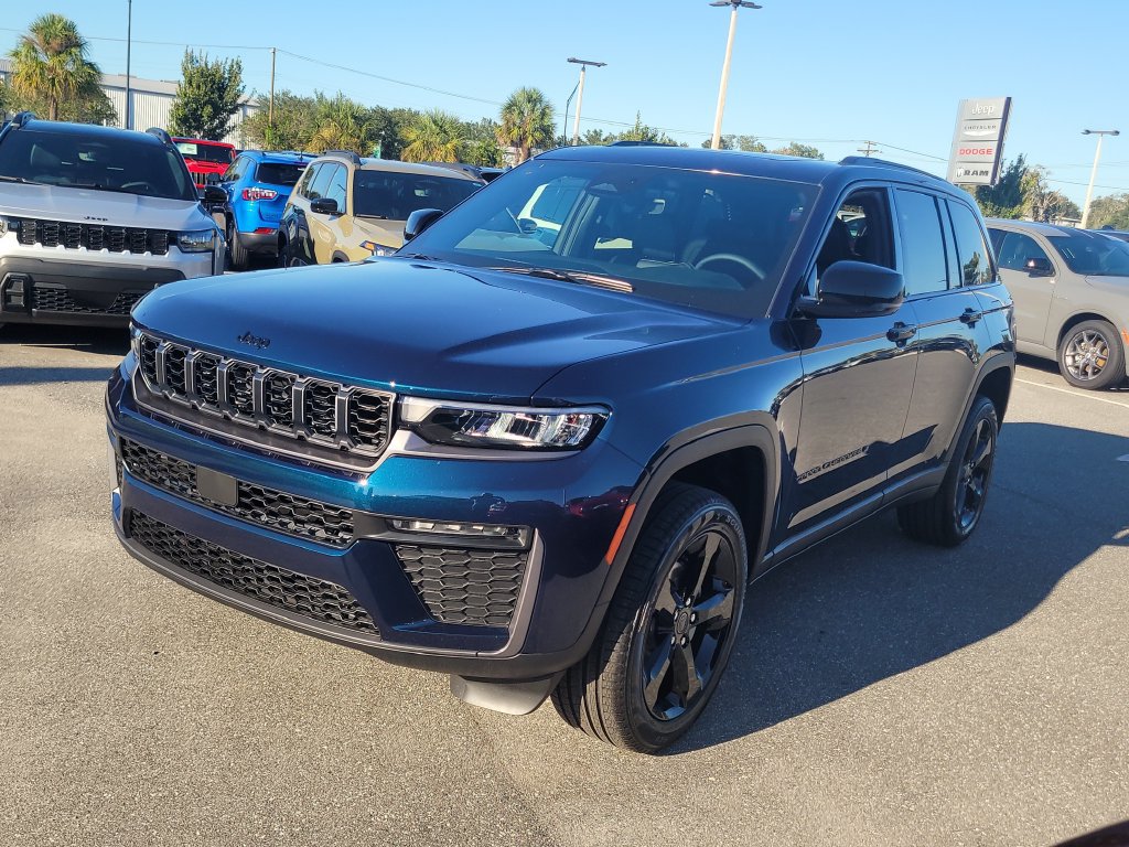 New 2027 Jeep Grand Cherokee Limited RWD image 2