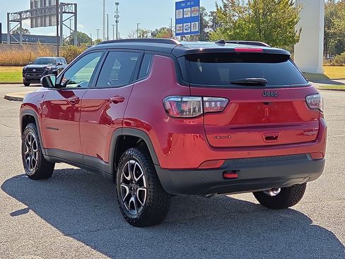 Used 2025 Jeep Compass Trailhawk AWD/4WD image 4