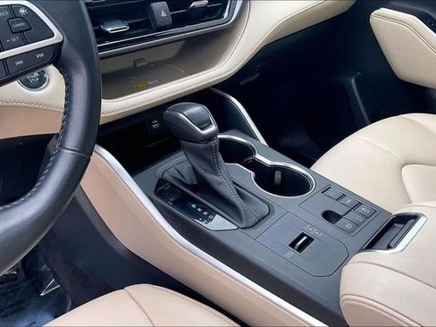 Used 2023 Toyota Highlander XLE image 17