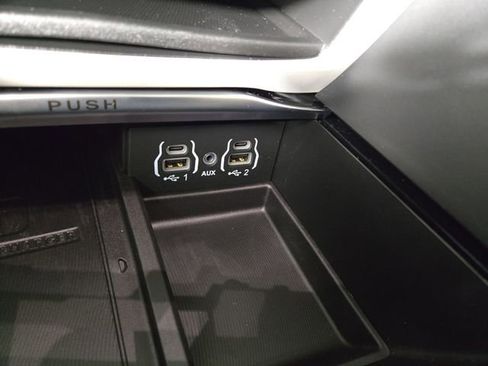 Used 2024 Chrysler Pacifica Limited AWD/4WD image 26