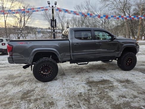 Used 2018 Toyota Tacoma TRD Sport image 8