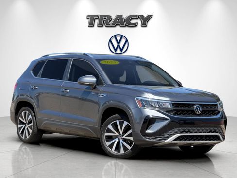 Used 2023 Volkswagen Taos SE FWD image 2