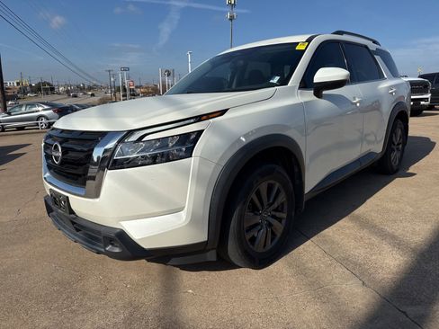 Used 2022 Nissan Pathfinder SV image 3