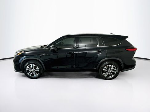 Used 2021 Toyota Highlander XLE FWD image 4