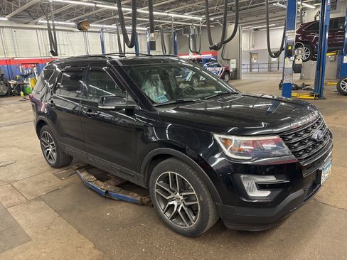 Used 2017 Ford Explorer Sport w/ Equipment Group 401A AWD/4WD image 2