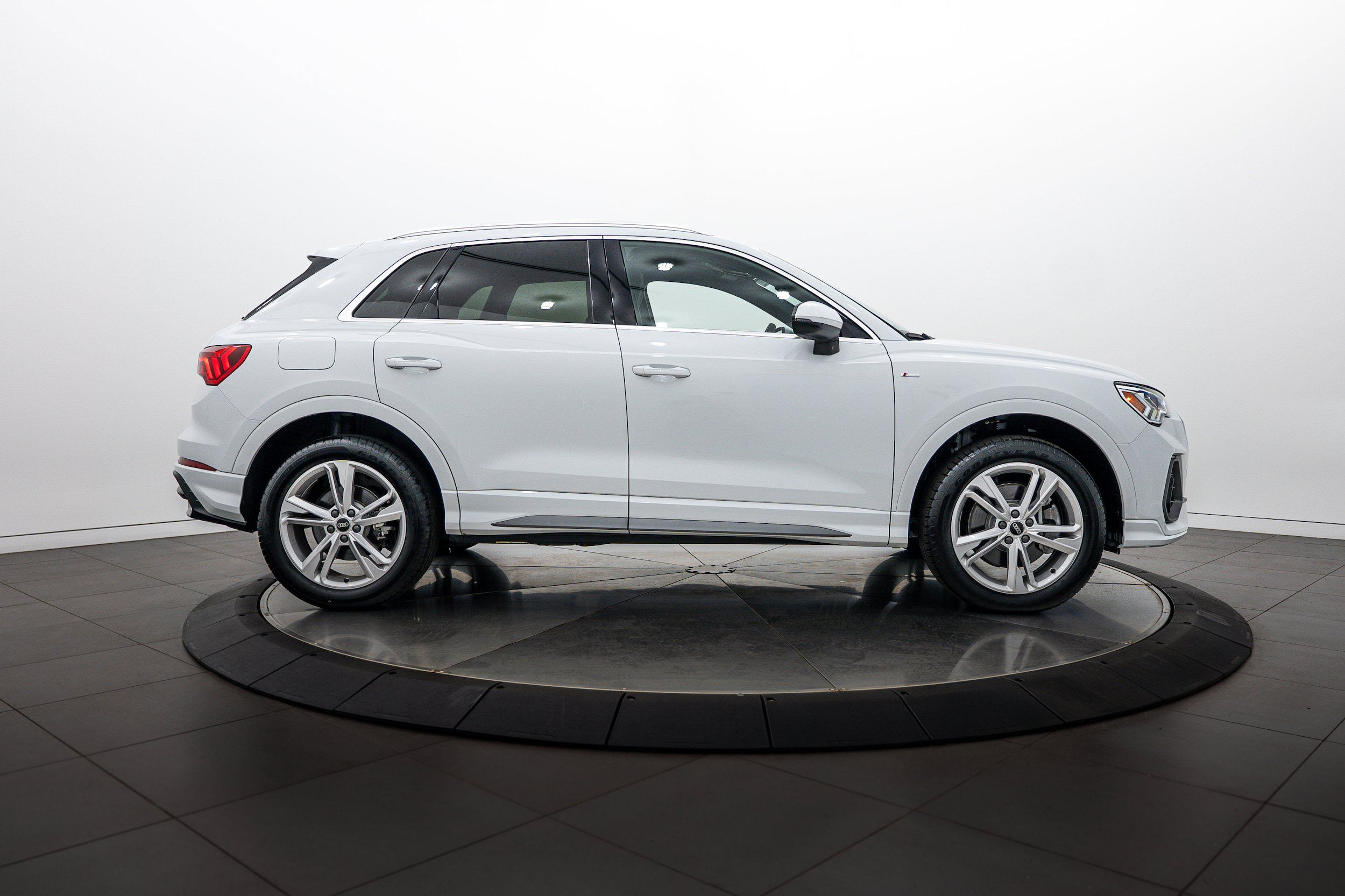 Certified 2023 Audi Q3 2.0T Premium AWD/4WD image 3