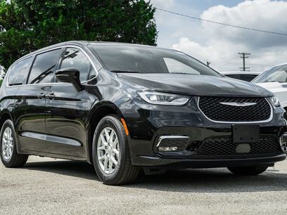 New 2025 Chrysler Pacifica Select
