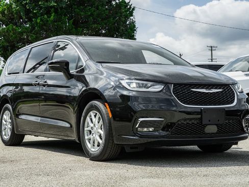 New 2025 Chrysler Pacifica Select image 1