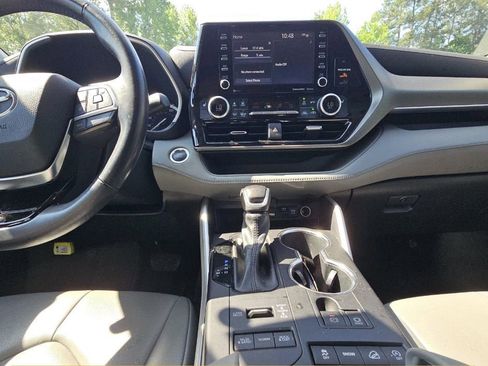 Used 2021 Toyota Highlander XLE AWD/4WD image 9