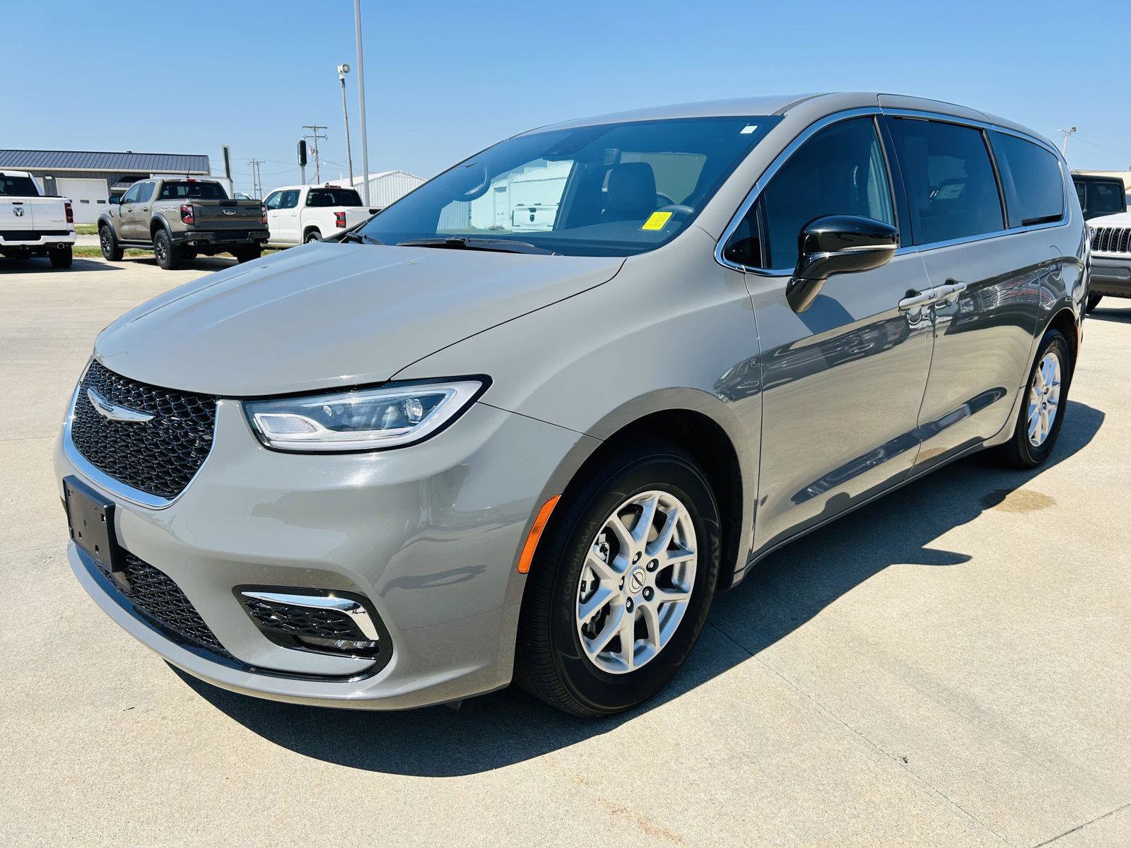 Used 2025 Chrysler Pacifica Select FWD image 35